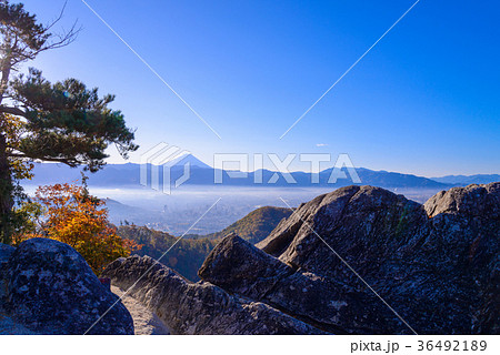 【山梨県】紅葉の和田峠から富士山と甲府盆地を望む 【山梨県】紅葉の和田峠から富士山と甲府盆地を望む 36492189
