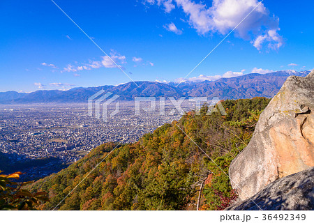 【山梨県】紅葉の和田峠から甲府盆地を望む 36492349