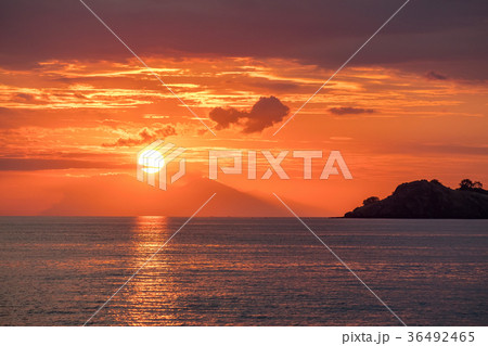 Beautiful golden orange sunset over the ocean. 36492465