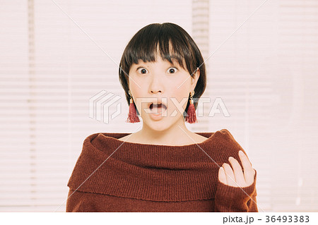 驚く女性　表情　びっくり 36493383