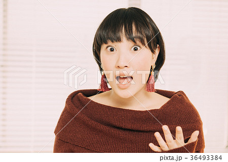 驚く若い女性　表情　びっくり　衝撃 36493384