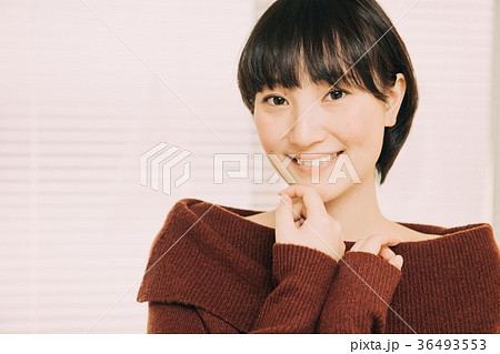 笑顔の女性 表情 はにかむ 笑顔の女性 表情 はにかむ 36493553