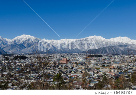 信州の風景　初冬の北アルプスと大町市街　 36493737
