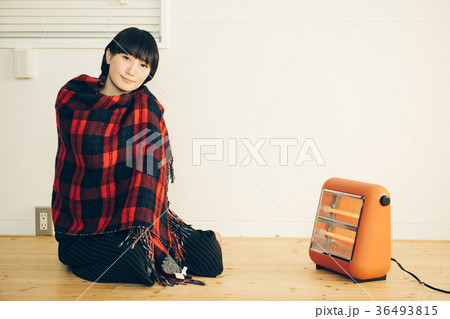 電気ストーブと若い女性　暖房　冬 36493815