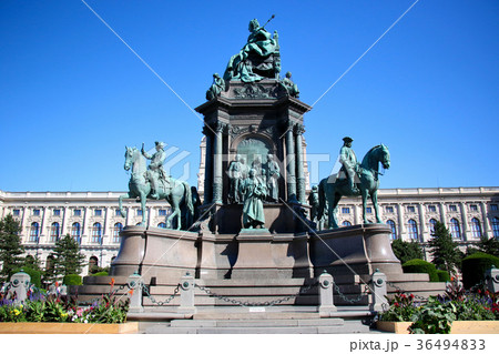 オーストリア、ウィーンの美術史美術館を背景に建つハプスブルク帝国の女帝・マリア・テレジア像 オーストリア、ウィーンの美術史美術館を背景に建つハプスブルク帝国の女帝・マリア・テレジア像 36494833