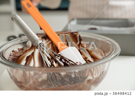 お菓子作りをする女性 36498412