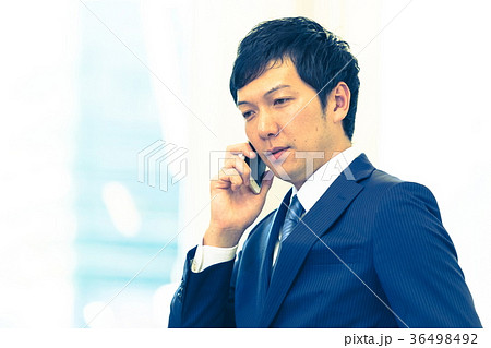 電話をするビジネスマン　中堅社員　ビジネスイメージ　プロジェクトリーダー　コンサルティング 36498492