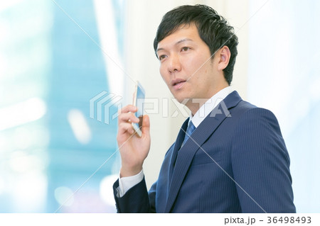 電話をするビジネスマン　中堅社員　ビジネスイメージ　プロジェクトリーダー　コンサルティング 36498493