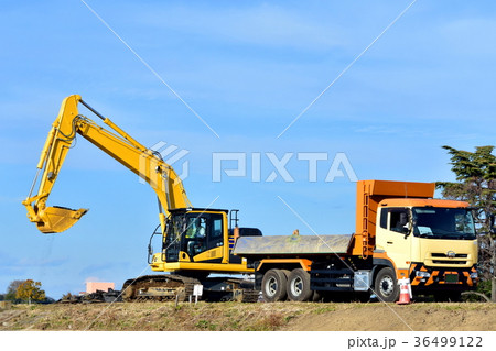 アスファルトガラをダンプに積み込む油圧ショベル 36499122