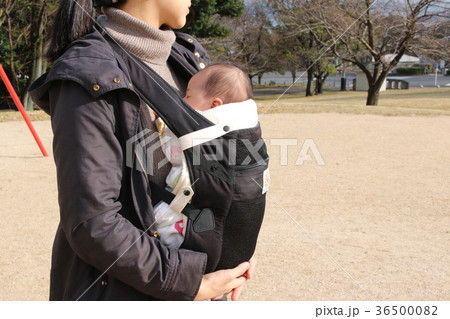 赤ちゃんを抱っこして公園へ 赤ちゃんを抱っこして公園へ 36500082