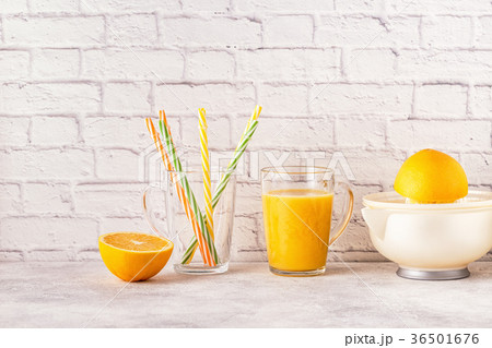 Oranges and juicer for making orange juice. Oranges and juicer for making orange juice. 36501676