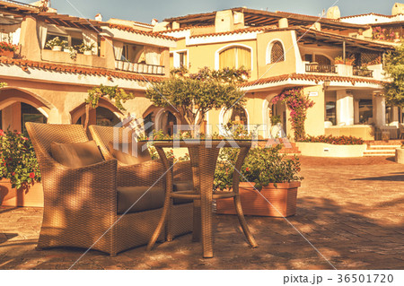 Promenade with shops and cafe 36501720