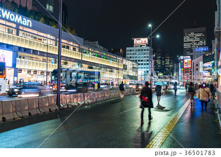 東京都 混雑する新宿南口の夜景の写真素材