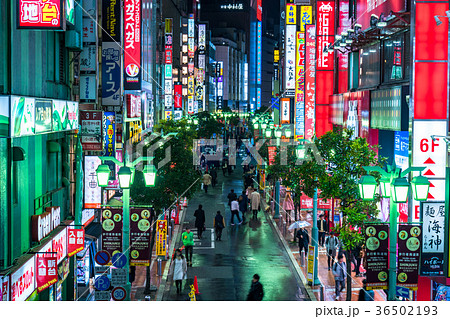 東京都 夜の新宿東口 繁華街の写真素材