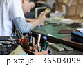 革包丁で革を裁断する職人 36503098