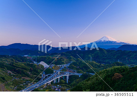 新東名高速道路新清水JCTと富士山　夜明け 36505511