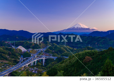 新東名高速道路新清水JCTと富士山　夜明け 36505512