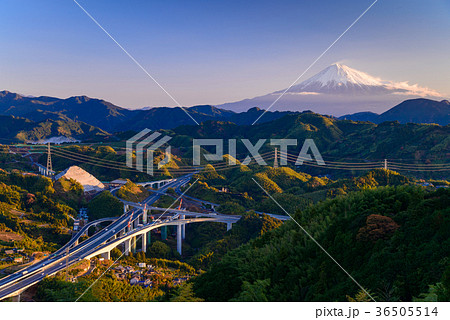 新東名高速道路新清水JCTと富士山　夜明け 36505514