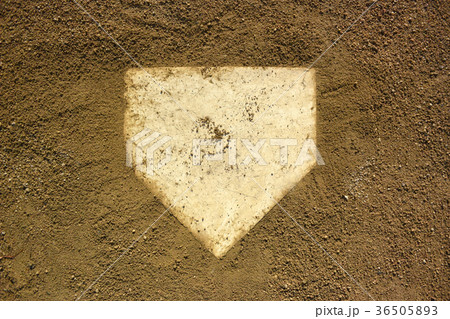 少し砂のあるホームベース 36505893