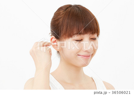 耳掻きする女性 耳掻きする女性 36506021