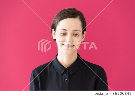 恋する女性のイメージ（赤・ピンク背景・ロシア人） 36506845