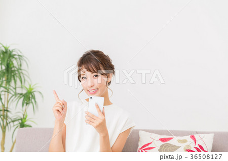 スマホを見る女性 スマホを見る女性 36508127
