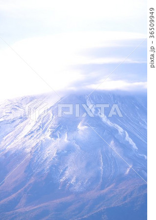 白く冠雪した富士山の山の表情 36509949
