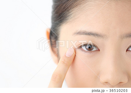 若い女性　目元 36510203