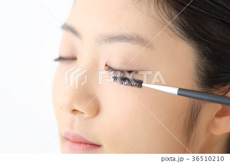 若い女性　目元 36510210