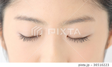 目元　パーツ　若い女性 36510223