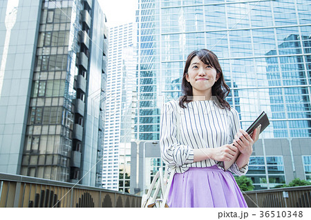 女性　ビジネス　OL　通勤 36510348