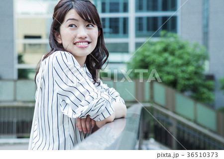 女性　ビジネス　OL　通勤 36510373