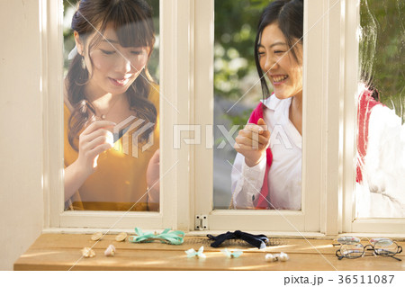 ショッピング お出かけ 女性 ショッピング お出かけ 女性 36511087