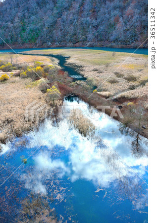 晩秋の秋扇湖　秋田県 36511342