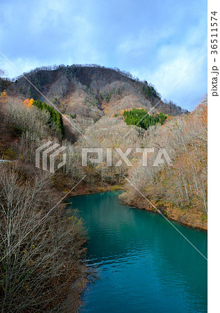 晩秋の宝仙湖　秋田県 36511574