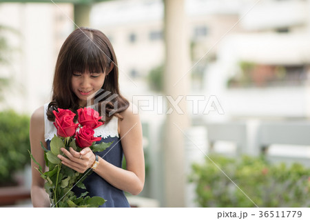 若い女性 バラ 花束 若い女性 バラ 花束 36511779