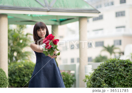 若い女性 バラ 花束 若い女性 バラ 花束 36511785