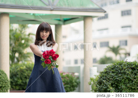 若い女性 バラ 花束 若い女性 バラ 花束 36511786