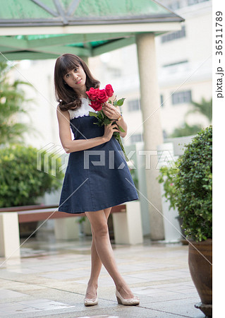 若い女性 バラ 花束 若い女性 バラ 花束 36511789