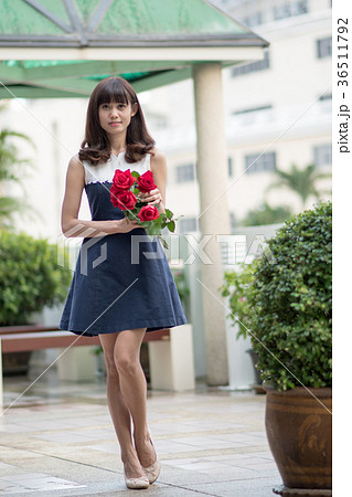 若い女性 バラ 花束 若い女性 バラ 花束 36511792