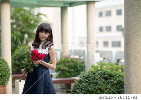 若い女性 バラ 花束 若い女性 バラ 花束 36511793