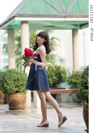 若い女性 バラ 花束 若い女性 バラ 花束 36511795