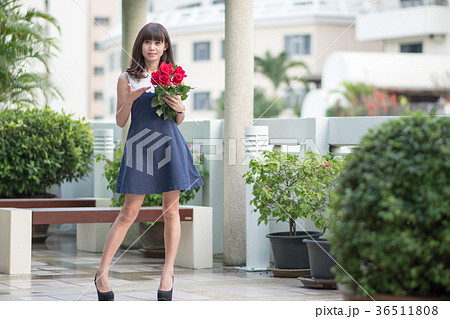 若い女性 バラ 花束 若い女性 バラ 花束 36511808