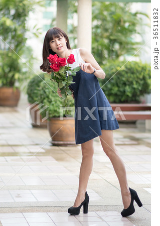 若い女性 バラ 花束 若い女性 バラ 花束 36511832