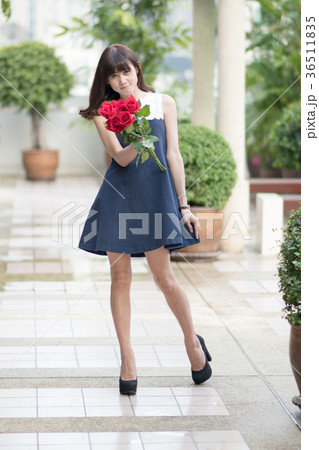 若い女性 バラ 花束 若い女性 バラ 花束 36511835
