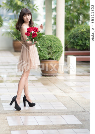 若い女性 バラ 花束 若い女性 バラ 花束 36511852