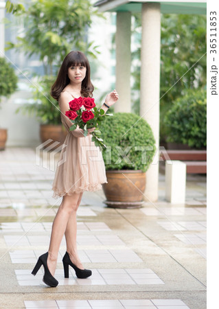 若い女性 バラ 花束 若い女性 バラ 花束 36511853