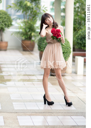 若い女性 バラ 花束 若い女性 バラ 花束 36511861