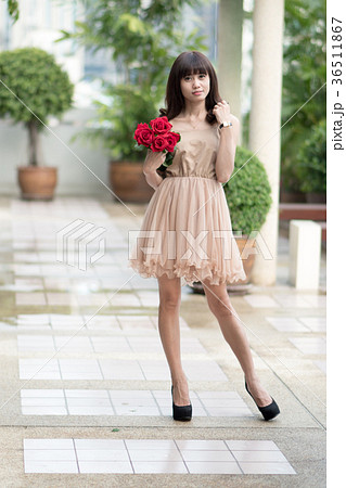 若い女性 バラ 花束 若い女性 バラ 花束 36511867