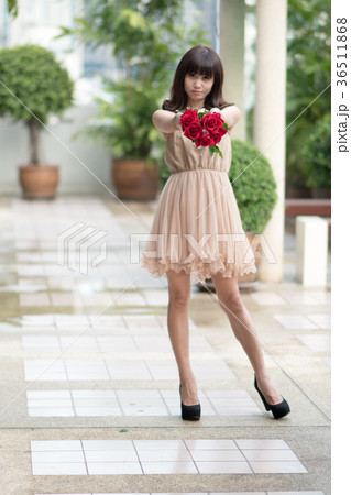若い女性 バラ 花束 若い女性 バラ 花束 36511868